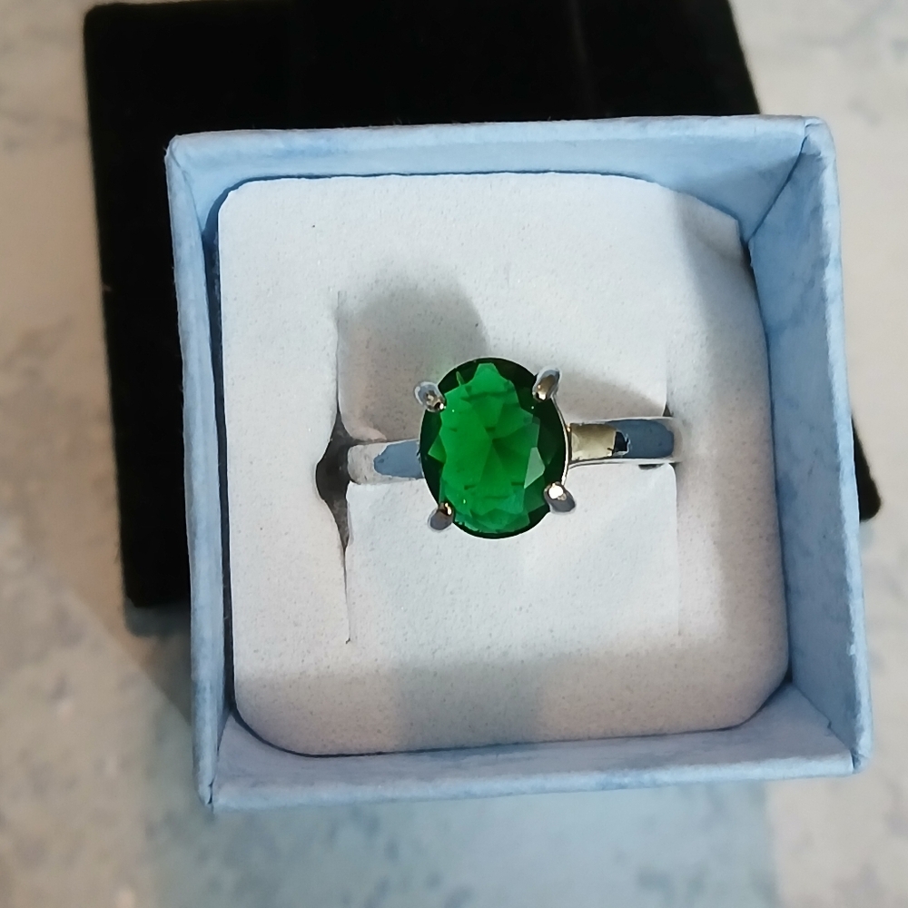 Elegant Silver Ring with Green Gemstone